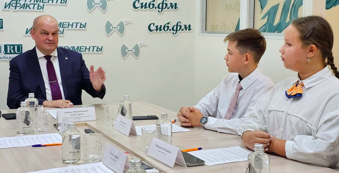 Фото «В детстве я мечтал стать космонавтом». Глава Депобра мэрии Новосибирска Рамиль Ахметгареев дал первое интервью юнкорам Сиб.фм Group 2